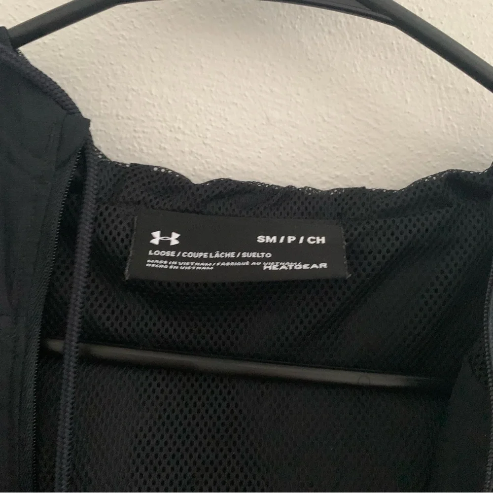 Under Armour Men's Black Windbreaker